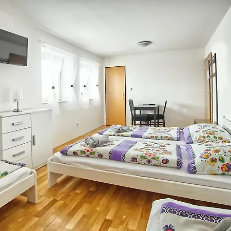 Bazen Vino Sklep U Palecku Guest house *